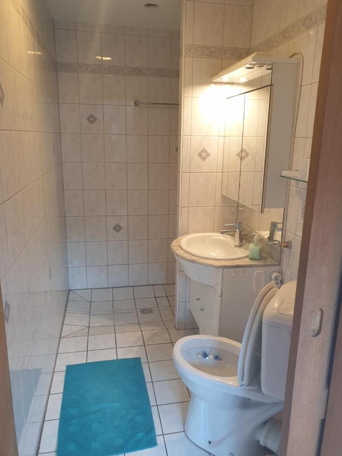 Rez De Chaussee - Erasme Brussel Buitenkant foto